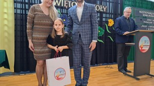 3. Uczennica odbiera nagrodę za zdobycie drugiego miejsca od dyrektora Szkoły Podstawowej nr 23 w Lublinie.