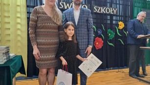 4. Uczennica odbiera nagrodę za zdobycie wyróżnienia od dyrektora Szkoły Podstawowej nr 23 w Lublinie.