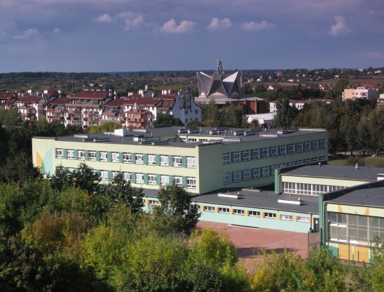 Widok na budynek szkoły z lotu ptaka