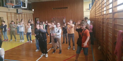 Uczniowie szkoły w trakcie tańca na dyskotece szkolnej