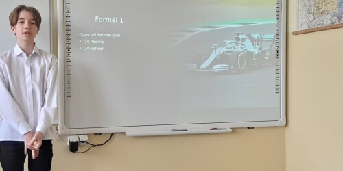 Uczeń przedstawia prezentację na temat: „Sport Formuły 1”.