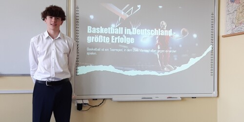 Uczeń przedstawia prezentację na temat: ”Koszykówka – mój ulubiony sport”.