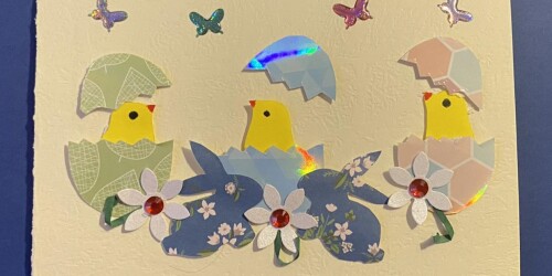 2. Kartka wielkanocna – trzy kurczaczki w pękniętych kolorowych skorupkach jajek, dwa zajączki, kwiaty oraz motyle.