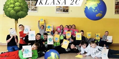 Uczniowie klasy 2c z pracami plastycznymi z okazji Dnia Ziemi.