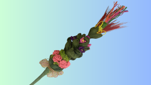 4. Palma wielkanocna wykonana z krepiny – wiosenne kwiaty oraz róże, w zielonych listkach.