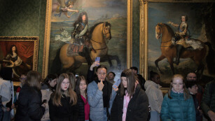 Grupa dziewczynek patrzy na dzieła sztuki znajdujące się w jednym z apartamentów Wersalu.